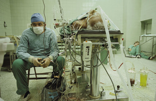 «عکس‌های تکان دهنده» دکتر رلیگا در اتاق جراحی اولین پیوند قلب جهان