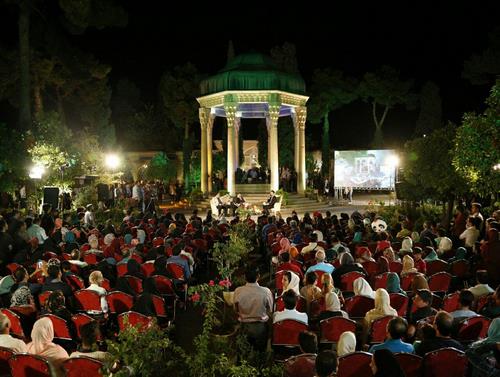 شب فیروزه‎ای به حافظیه شیراز می‎رود
