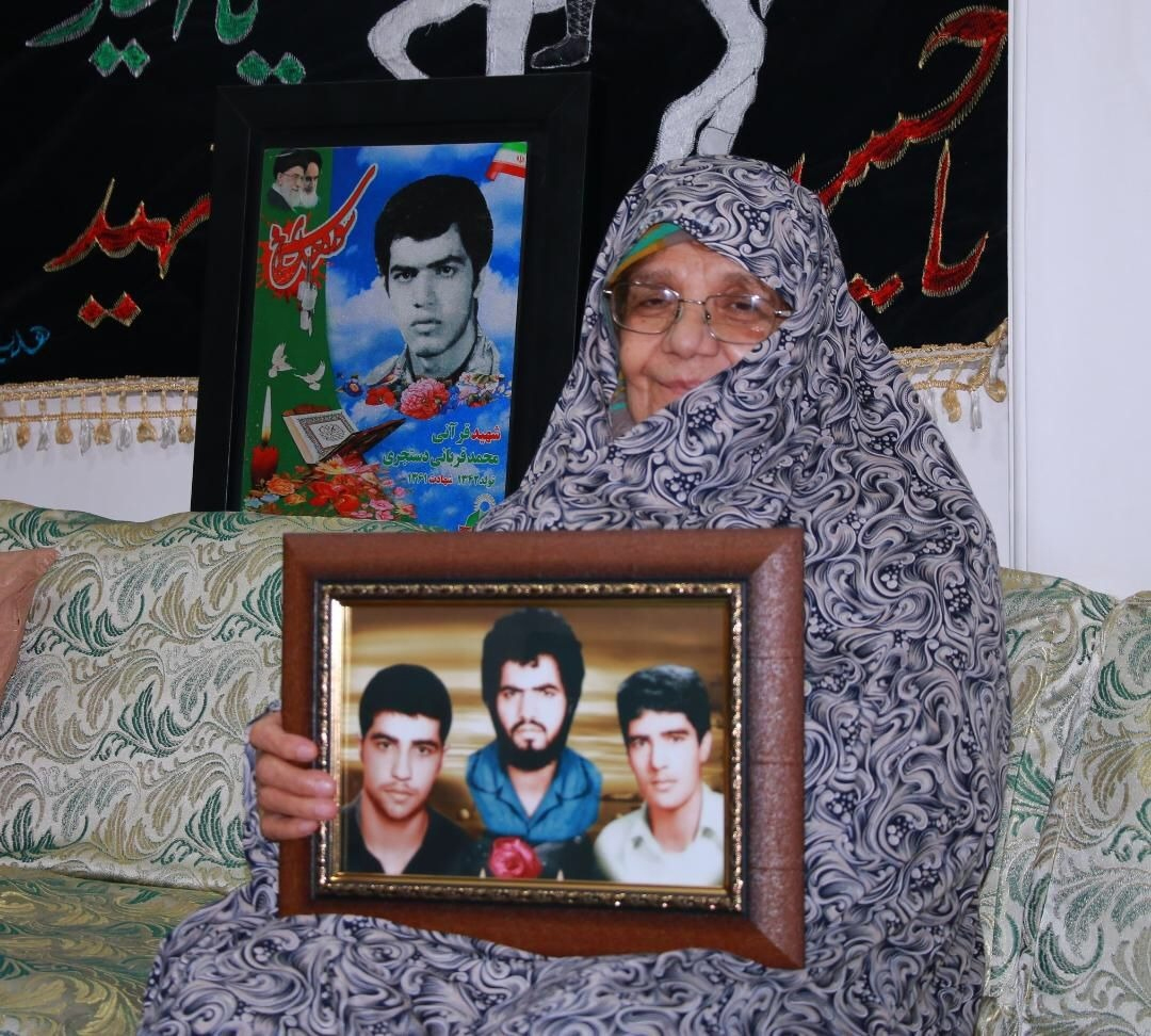 مادرانه سه شهید در یک قاب/ خاطرات شهیدان دستجردی در قاب 