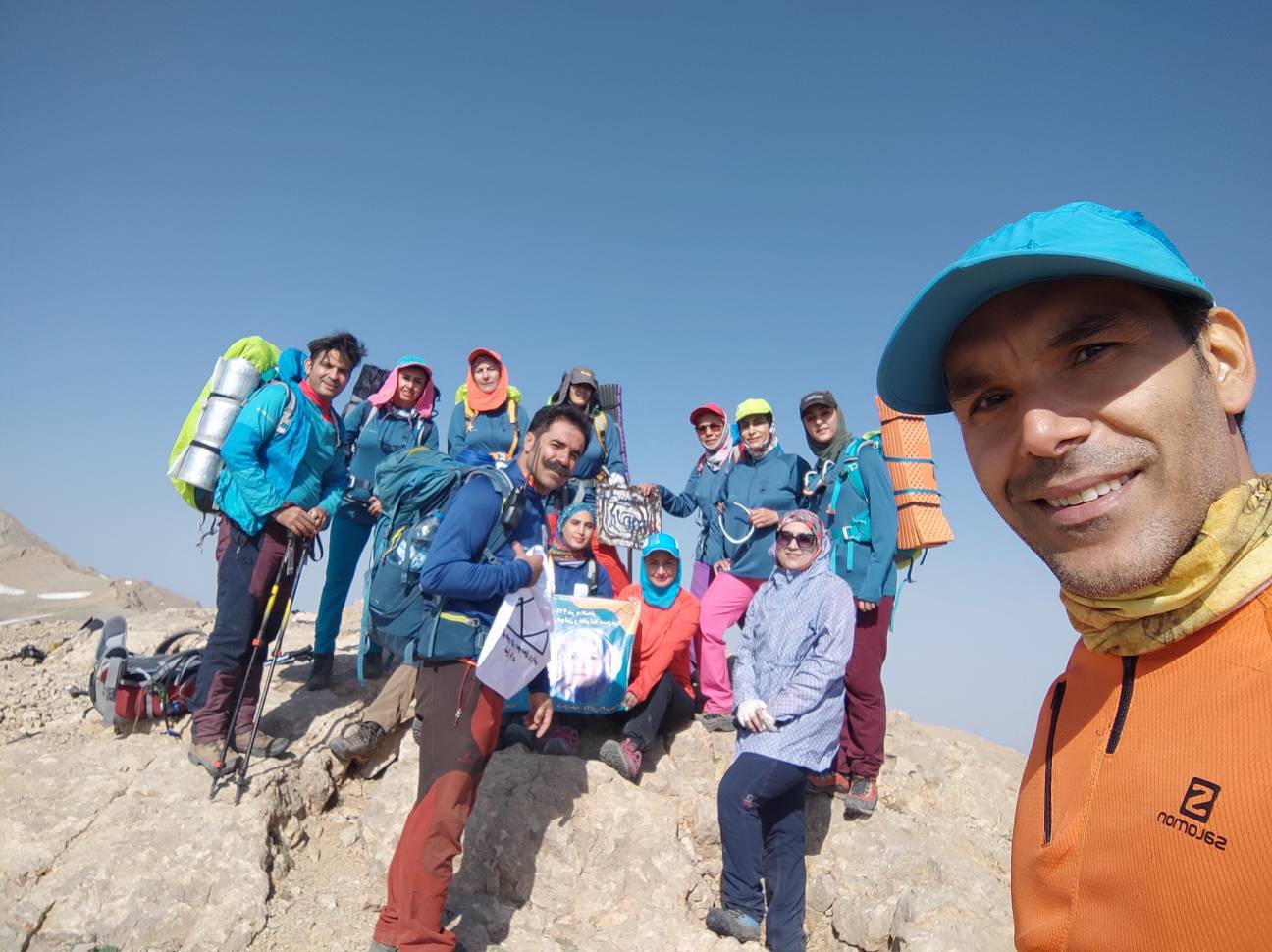 صعود گروه خبری صداو سیمای فارس بر فراز قله دنا
