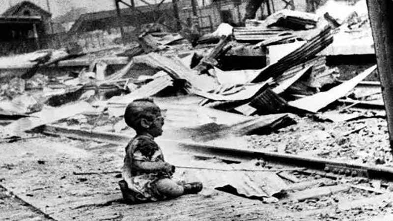 عکسی تکان‌دهنده از گریه کودکی سوخته در خرابه‌های جنگ