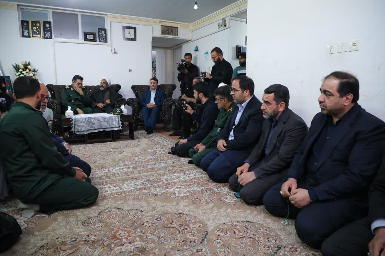 حضور مدیرکل صداوسیمای یزد در منزل شهید امنیت