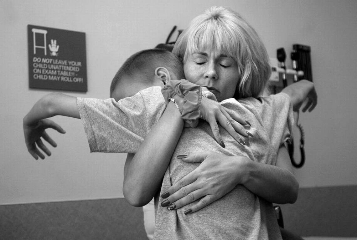 سایه مرگ بر سرکودک سرطانی در آغوش مادر