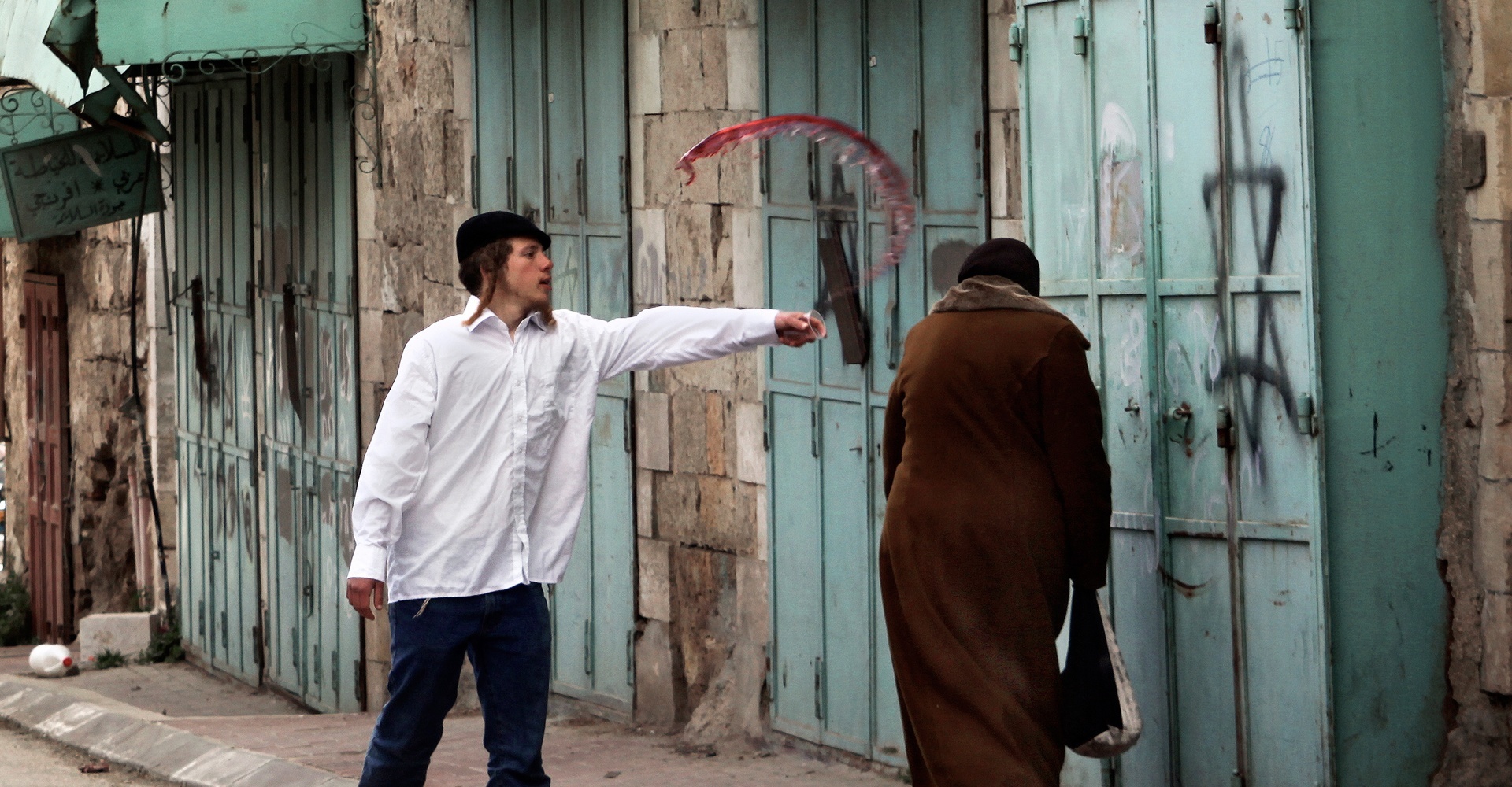 «عکس‌ های تکان دهنده» حمله جوان اسرائیلی به زن فلسطینی در قاب هیسپان تی وی