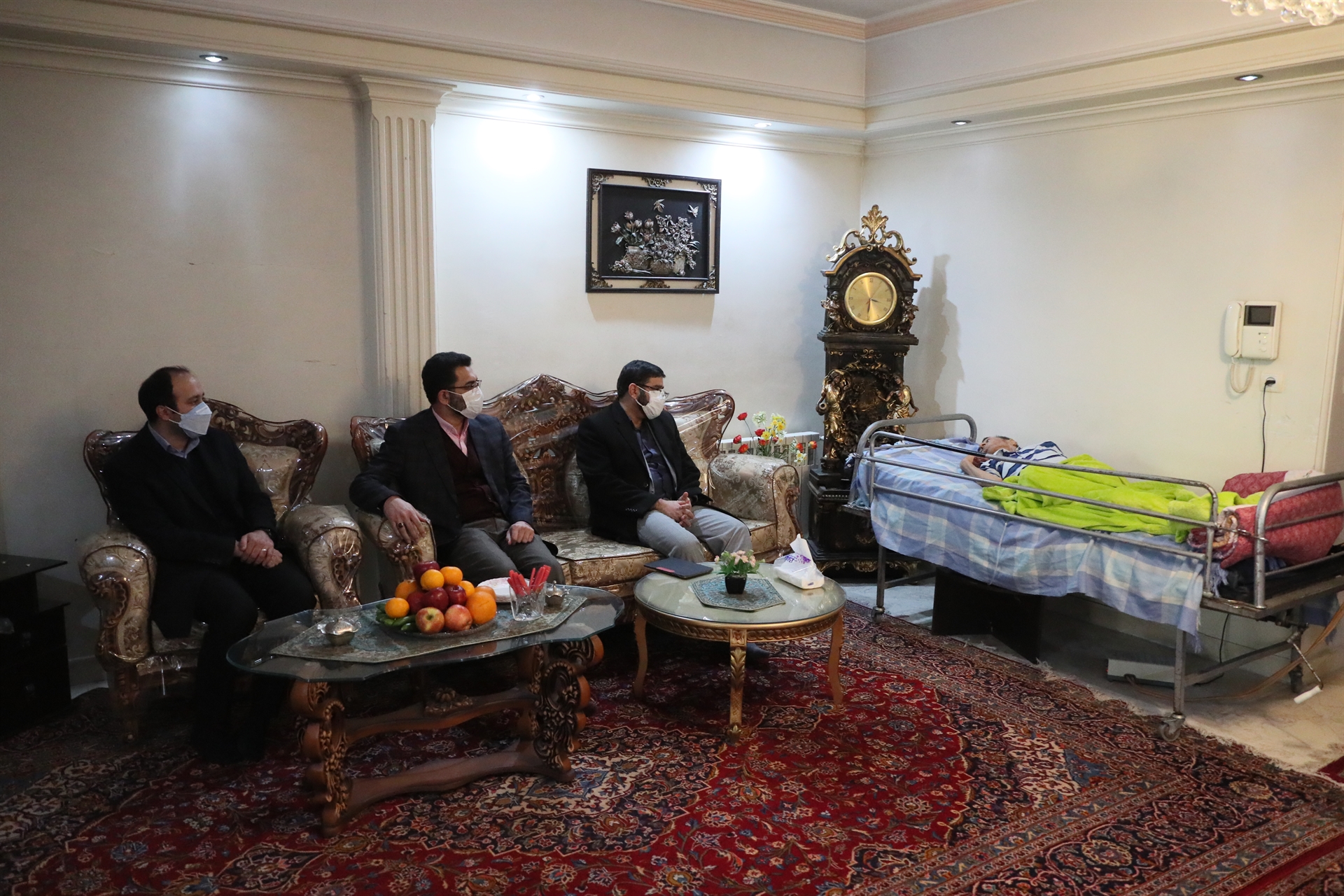 عیادت مدیران رسانه ملی از عکاسی که لنز دوربینش را روی امام و انقلاب زوم کرده بود