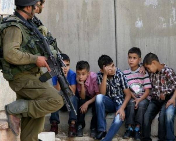 تهدید کودک فلسطینی توسط سربازان رژیم صهیونیستی