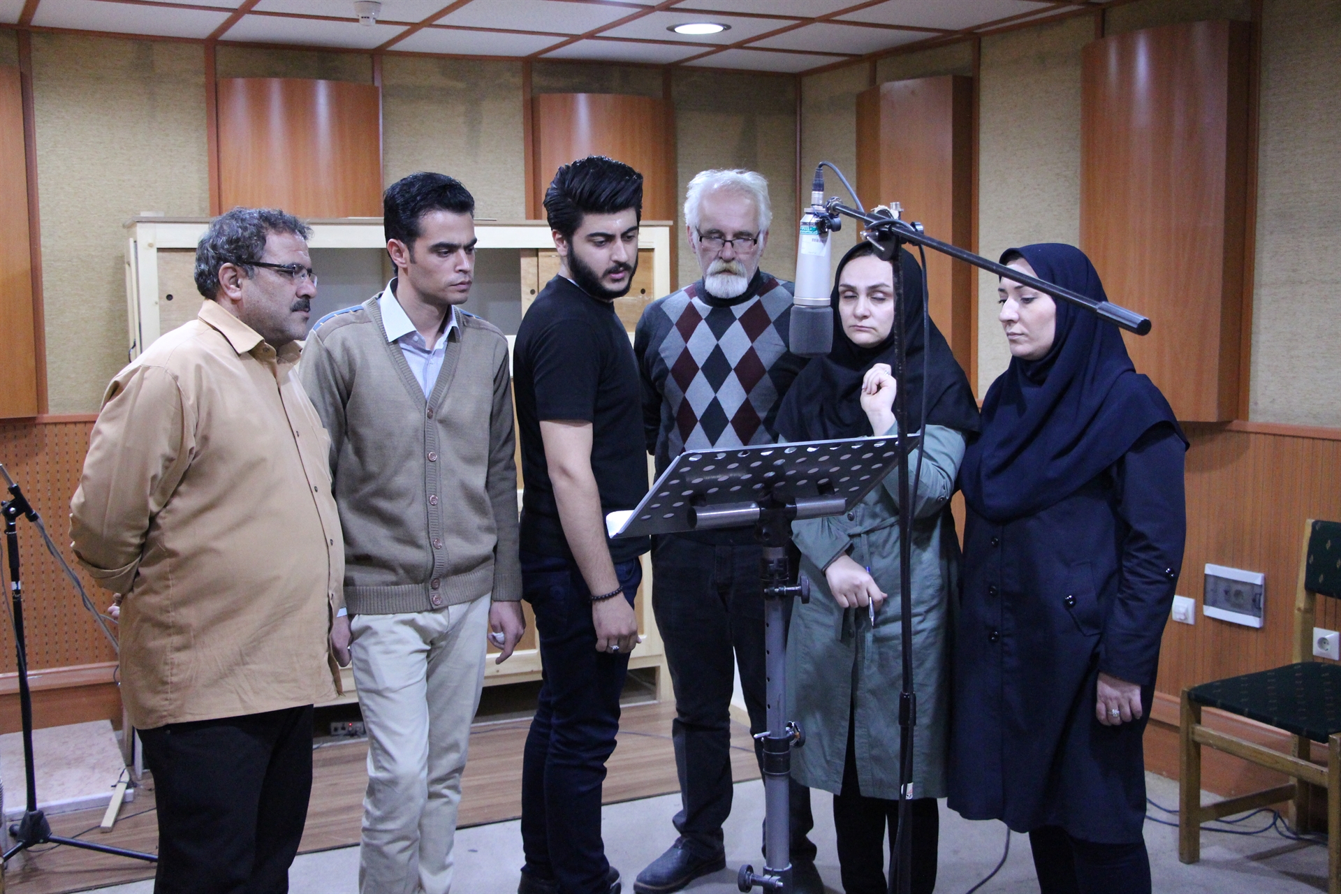 رادیو آذربایجان شرقی به شنوندگانش «گل سرخ» هدیه می دهد